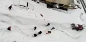 Çocuklar oyun alanlarına giren traktörü kar topu yağmuruna tuttu