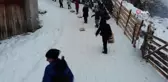 Köy muhtarı çocukları mutlu etmek için onlara kendi elleriyle kızak yaptı
