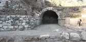 Smyrna Tiyatrosu'nda antik tuvaletin ardından antik geçit bulundu
