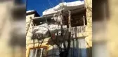 3 katlı evin çatısında biriken tonlarca kar kütlesi saniyeler içerisinde böyle düştü