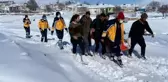Son dakika gündem: Yol kardan kapanınca sedyeyle 2 kilometre ambulansa taşındı