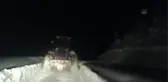 Yolu karla kapanan köydeki hasta için ekipler seferber oldu