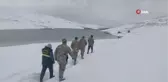 Adada mahsur kalan atlar teknelerle kurtarıldı