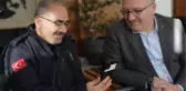 İTFAİYE BAŞÇAVUŞU, BORU İÇİNDE 200 METRE SÜRÜNÜP HAYAT VERDİĞİ İŞÇİYLE GÖRÜŞTÜ