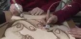 Aşklarını ahşabın üzerine milim milim işliyorlar