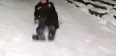 Son dakika haberleri... İhbara giden bekçiler çocukların kayak keyfine ortak oldu