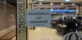 Aksaray Valiliğinden kar nedeniyle dinlenme tesislerinde misafir edilen yolculara çay ikramı