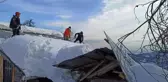 Karın ağırlığına dayanamayan ahırın çatısı çöktü, ekipler hayvanlar için seferber oldu