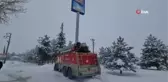 Reklam tabelasında mahsur kalan kediyi itfaiye kurtardı
