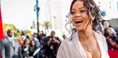Rihanna'nın hamilelik bilmecesi bitti! Sokakta ceketinin düğmelerini açan şarkıcının göbeği göründü