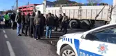 Kira alamıyoruz dediler, kamyonlarla benzinliğin giriş çıkışını kapattılar