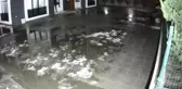 BÜYÜKÇEKMECE'DE DALİ MASKELİ HIRSIZLAR EV SAHİBİNE YAKALANINCA KAÇTI