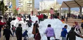 Çocuklar için kamyon kamyon kar taşındı
