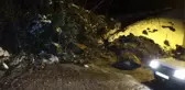 Heyelan evlerin yollarını kapattı! İşinden dönen vatandaş ne yapacağını şaşırdı