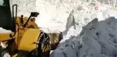 Kar kalınlığı iş makinesinin boyunu aştı... Kaymakam Kundakçı incelemede bulundu