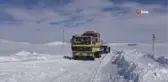 Sağlık ekipleri yolu ulaşıma kapanan köydeki hasta çocuk için seferber oldu