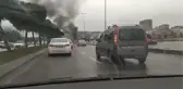 Seyir halindeyken alev alan otomobil kullanılamaz hale geldi