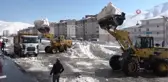 Bitlis'te 2 bin 500 kamyon kar taşındı