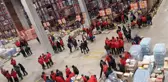 Kendilerine teklif edilen zammı beğenmeyen Migros Depo çalışanları, iş bıraktı