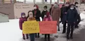 Öğrenci ve veliler öğretmenlerin göreve başlamamasını protesto etti