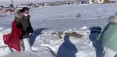 Sağlık ekipleri karda bata çıka yürüyerek köylere aşı götürüyor