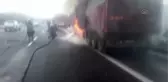 Mısır yüklü tır yanarak kullanılamaz hale geldi