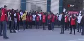 Fabrikada işçilerinden halaylı eylem