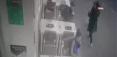 Genç anneye çocuğunun yanında kapkaç şoku... Kadının telefonunu çalan şahsın peşinden koştuğu anlar kamerada