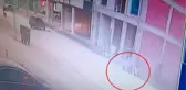 Son dakika: Otomobille çarpışan motosikletteki 2 kişi yaralandı; kaza kamerada