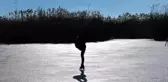 Buz tutan Eymir Gölü miniklerin paten pisti oldu