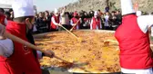 Dövme Sucuk Festivali'nde dünyanın en büyük sucuklu yumurtası
