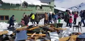OTELİN SUNDURMASI BİRİKEN KARLA ÇÖKTÜ 3 YARALI