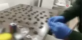 Torbacının suçüstü yakalandığı anlar kamerada...Kahve poşetinde satıldığı ortaya çıktı