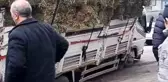 Yol çöktü, ot yüklü kamyon çukura saplandı