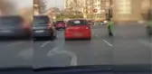 Acemi şoför, aracına astığı notla herkesi gülümsetti: 