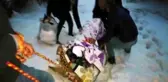 Hastayı tahta kızak ile ambulansa ulaştırdılar