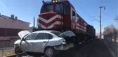 Yük treni hemzemin geçitte otomobile çarptı: 1 ölü, 1 yaralı