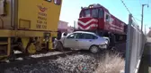 Son dakika haberleri: Yük treni otomobile çarptı, 1 kişi öldü, 1 kişi yaralandı