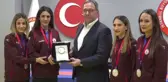 İBBSK Başkanı Fatih Keleş, Avrupa ikincisi kadın atletlerle buluştu