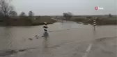 Otomobil taşan dereye gömüldü