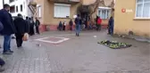 Yaşlı kadın kanal açıcı kamyonun altında kalarak can verdi