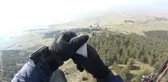 Kuşlar aç kalmasın diye paraşütle dağı bombaladılar
