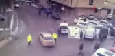 Taksicinin aracıyla polisi sürüklediği anlar kamerada