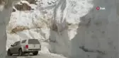 Bahçesaray Dikmetaş yolu ulaşıma açıldı... Yolun açılan kısımları tünelleri andırdı