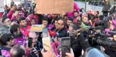 Haluk Levent'ten eylemdeki kuryelere sürpriz ziyaret! Katıldığı her grevdeki gibi baklava dağıttı