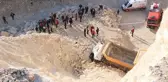 Hafriyat boşaltırken uçuruma yuvarlanan kamyonun sürücüsü öldü