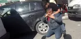 İzini kaybettiren borçlusuyla yolda karşılaşınca boğazına yapışıp tahsil etti! Beyoğlu'nda dehşet anları kamerada