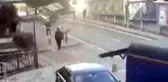 Şişli'de yolcu minibüsünün devrildiği kaza kamerada: Kaldırımdaki adam korkuyla yere düştü
