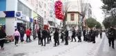 KIRKLARELİ - Kesimoğlu, vatandaşlara Sevgililer Günü nedeniyle gül ve karanfil armağan etti