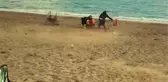 Paramotor yere çakıldı, sahilde oturan aile çocukları ile son anda kurtuldu